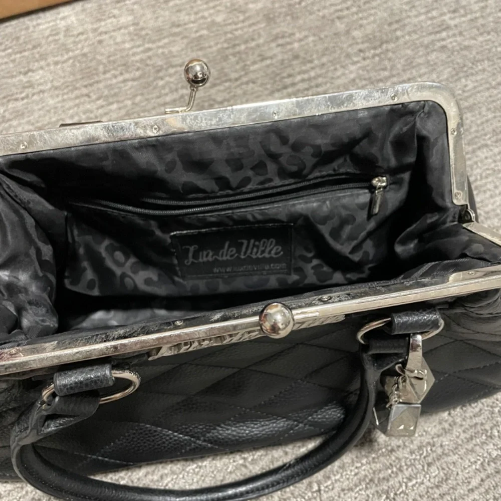 Lux De Ville - Picture 3 of 3